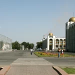 Jalan dan gedung pemerintahan di pusat Kota Bishkek