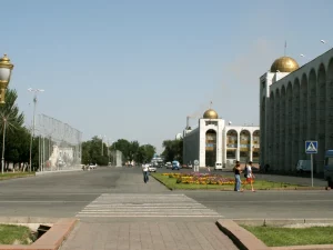 Jalan dan gedung pemerintahan di pusat Kota Bishkek
