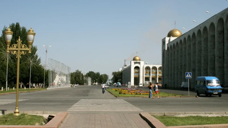 Jalan dan gedung pemerintahan di pusat Kota Bishkek