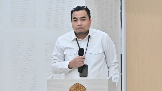 Wakil Rektor Unri Mexasai Indra melepas Kukerta Berdampak Khusus FH Unri