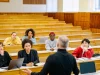 Dosen mengajar mahasiswa di ruang kuliah