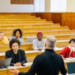 Dosen mengajar mahasiswa di ruang kuliah