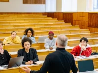 Dosen mengajar mahasiswa di ruang kuliah