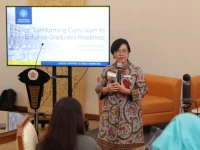 Gandes Retno Rahayu memaparkan rancangan kurikulum adaptif dalam lokakarya di UGM
