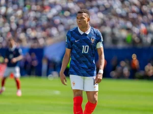 Foto arsip Kylian Mbappe mengenakan ban kapten timnas Prancis di Piala Dunia 2026