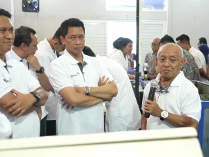 Peneliti ITS menjelaskan proses pemisahan bitumen di laboratorium aspal Buton