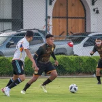 Pemain berebut bola dalam pertandingan sepak bola