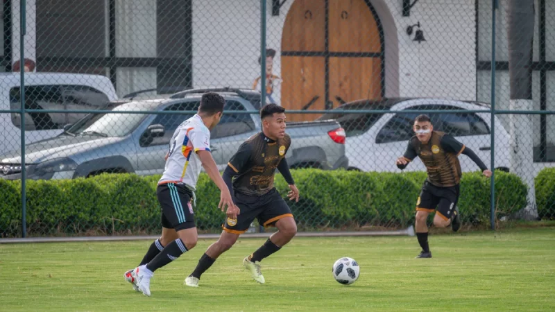 Pemain berebut bola dalam pertandingan sepak bola