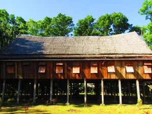 Rumah panggung kayu Laika Mbu'u milik suku Tolaki di Arombu, Unaaha, Konawe