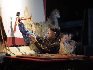 Pertunjukan wayang tradisional yang dimainkan seorang dalang