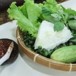 Lalapan sayuran segar khas Sunda dalam nyiru bambu bersama sambal di Lembang