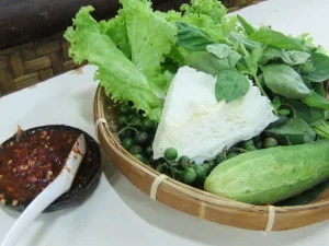Lalapan sayuran segar khas Sunda dalam nyiru bambu bersama sambal di Lembang