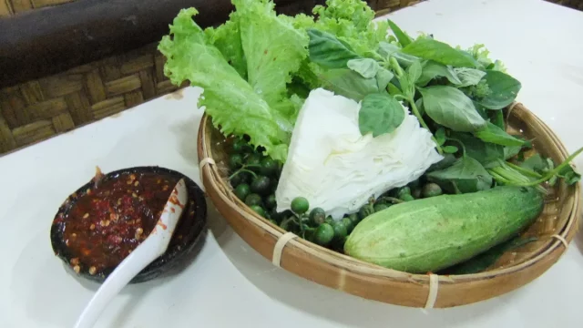 Lalapan sayuran segar khas Sunda dalam nyiru bambu bersama sambal di Lembang