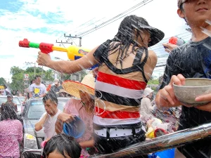 Kerumunan warga dan mobil memadati jalan Chiang Mai, Thailand, saat perang air Festival Songkran