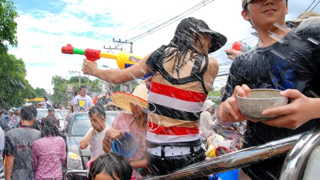 Kerumunan warga dan mobil memadati jalan Chiang Mai, Thailand, saat perang air Festival Songkran