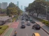 Mobil dan sepeda motor melaju di jalan raya Jakarta berlatar gedung tinggi