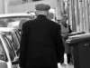 Lelaki lanjut usia berjalan dengan tongkat di jalanan, Lisbon