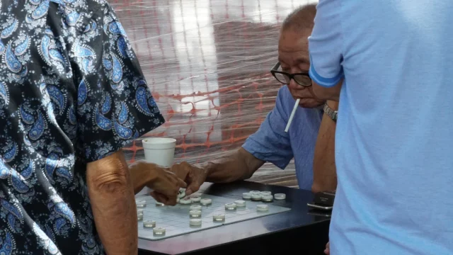 Lansia bermain xiangqi di ruang publik Singapura