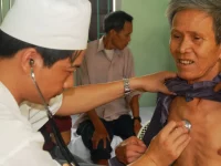 Dokter memeriksa kesehatan seorang pria lansia di Provinsi Bac Ninh, Vietnam