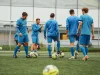 Sekelompok pemain sepak bola berlatih di lapangan rumput