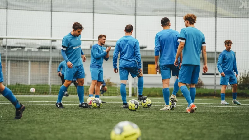 Sekelompok pemain sepak bola berlatih di lapangan rumput