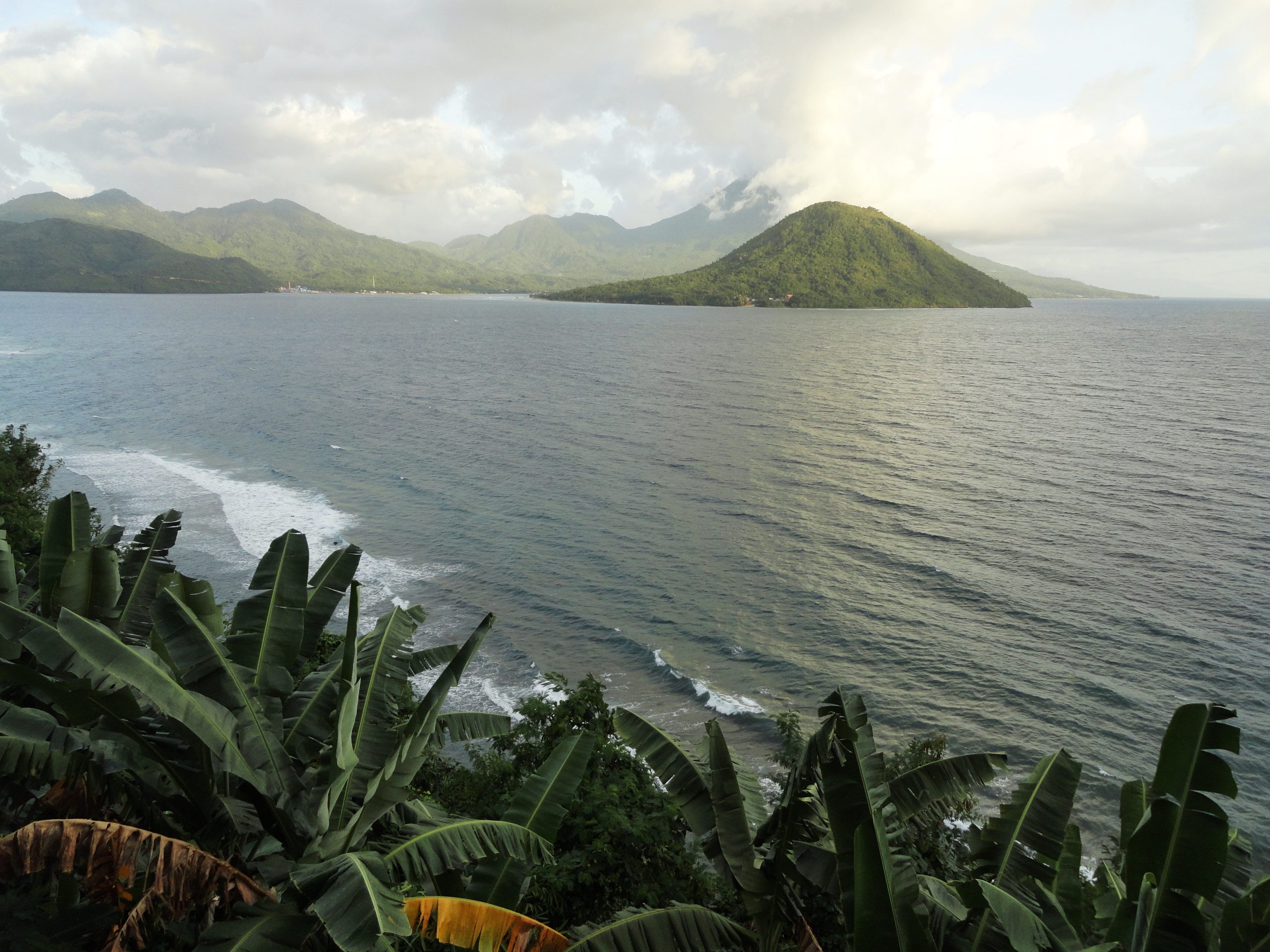Pulau Maitara dan Pulau Tidore terlihat dari kejauhan di perairan Maluku Utara.