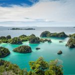 Gugusan pulau karst Piaynemo di Raja Ampat dikelilingi laut berwarna toska.