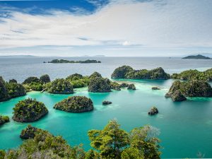 Gugusan pulau karst Piaynemo di Raja Ampat dikelilingi laut berwarna toska.