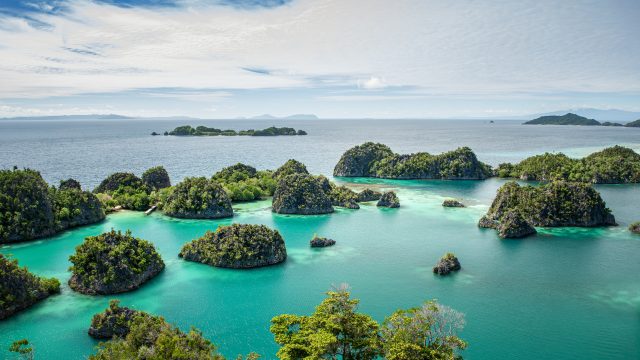 Gugusan pulau karst Piaynemo di Raja Ampat dikelilingi laut berwarna toska.