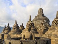 Stupa berterawang di teras atas Candi Borobudur, Magelang, Jawa Tengah.