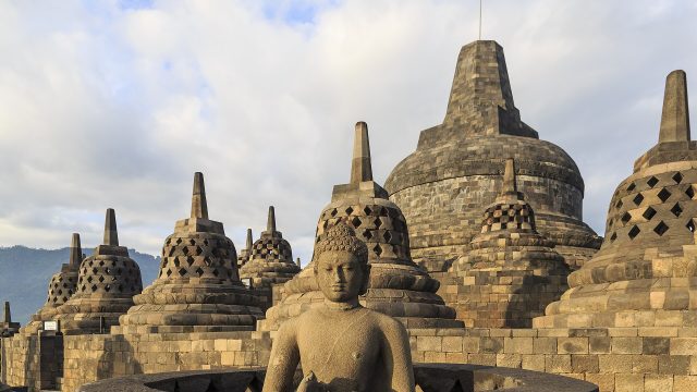 Stupa berterawang di teras atas Candi Borobudur, Magelang, Jawa Tengah.