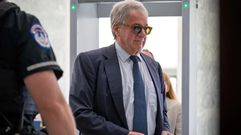 Leon Black tiba untuk wawancara tertutup dengan komite pengawasan DPR di Gedung Capitol