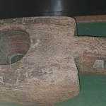 Lesung padi dari kayu dengan satu lubang tumbuk dipajang di museum