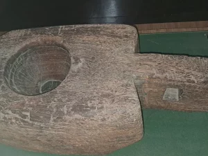 Lesung padi dari kayu dengan satu lubang tumbuk dipajang di museum