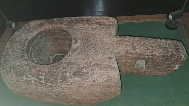 Lesung padi dari kayu dengan satu lubang tumbuk dipajang di museum