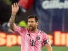 Lionel Messi melambaikan tangan di lapangan