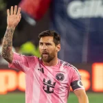 Lionel Messi melambaikan tangan di lapangan