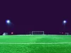 Pemain sepak bola menggiring bola di lapangan
