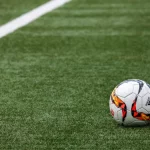 Gawang sepak bola di stadion dengan lapangan hijau