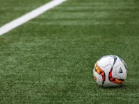 Gawang sepak bola di stadion dengan lapangan hijau