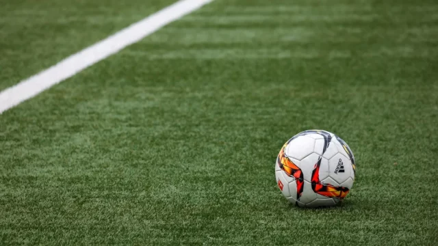 Gawang sepak bola di stadion dengan lapangan hijau
