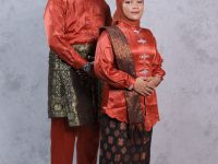 Ilustrasi sepasang orang mengenakan busana songket merah lengkap dengan penutup kepala.