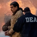 Nicolas Maduro digiring agen berjaket DEA di antara petugas bersenjata