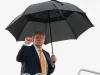 Presiden Amerika Serikat Donald Trump mengepalkan tangan saat menaiki Air Force One di Pangkalan Gabungan Andrews, Maryland.