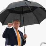 Presiden Amerika Serikat Donald Trump mengepalkan tangan saat menaiki Air Force One di Pangkalan Gabungan Andrews, Maryland.