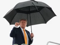 Presiden Amerika Serikat Donald Trump mengepalkan tangan saat menaiki Air Force One di Pangkalan Gabungan Andrews, Maryland.