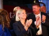 Magdalena Andersson bertepuk tangan bersama pendukung Partai Sosial Demokrat Swedia