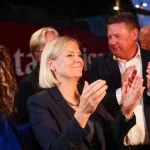 Magdalena Andersson bertepuk tangan bersama pendukung Partai Sosial Demokrat Swedia