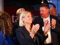 Magdalena Andersson bertepuk tangan bersama pendukung Partai Sosial Demokrat Swedia
