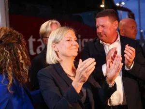 Magdalena Andersson bertepuk tangan bersama pendukung Partai Sosial Demokrat Swedia